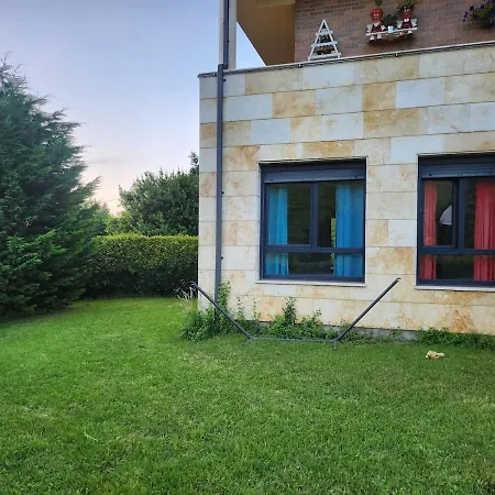 Lower With Private Garden And Mountain View