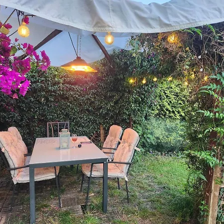 Lower With Private Garden And Mountain View Apartment Orena