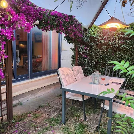 Apartment Lower With Private Garden And Mountain View *