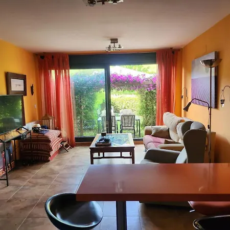 Lower With Private Garden And Mountain View