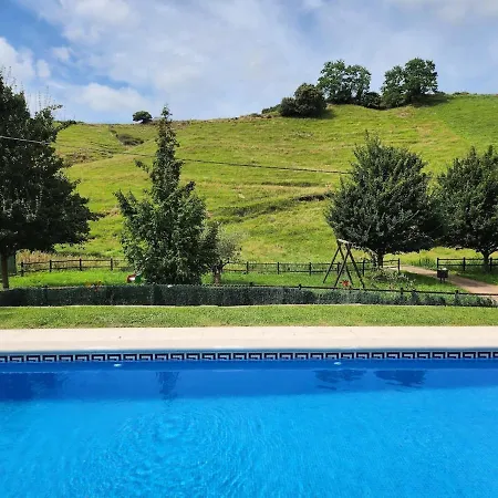 Lower With Private Garden And Mountain View