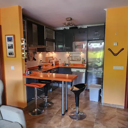 Lower With Private Garden And Mountain View Apartamento Orena